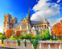 Собор Парижской Богоматери окутан солнечными лучами