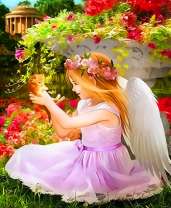 Девочка-ангелочек играет с маленьким котенком