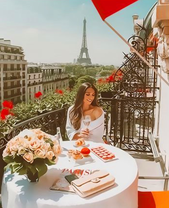 Девушка с шампанским на фоне Эйфелевой башни