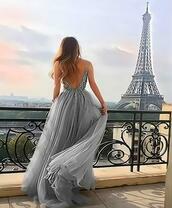 Девушка в сером платье на фоне Эйфелевой башни