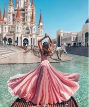 Девушка в розовом платье на городской площади