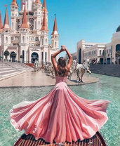 Девушка в нежно-розовом платье на фоне замка