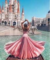 Девушка в розовом на фоне замка