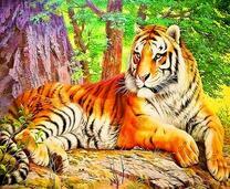 Большая тигрица под летними деревьями