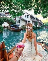 Нежная девушка на лодке