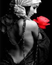 Девушка с бусами и алой розой