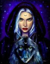 Девушка с волком темной ночью