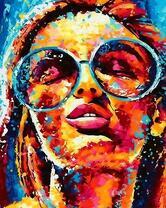 Портрет девушки в круглых очках