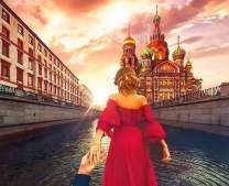 Изящная девушка на фоне храма в Санкт-Петербурге