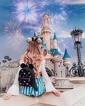 Девушка и красочный салют над замком