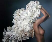 Обнаженная девушка и большой белый цветок