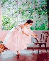 Балерина на фоне весеннего дерева