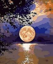 Большая полная луна над озером