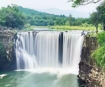 Широкий летний водопад