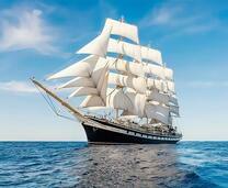 Красивый корабль на морских водах