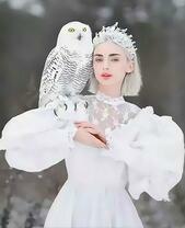 Полярная сова на девушке в белом платье