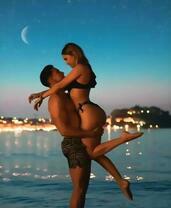 Парень с девушкой у моря