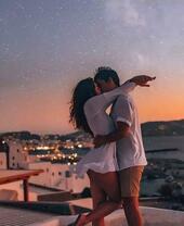 Поцелуй на крыше под звездным небом