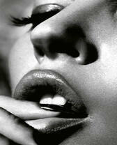 Черно-белый портрет женщины