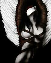 Обнаженный ангел с белыми крыльями