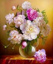 Прозрачный кувшин с букетом ярких пионов