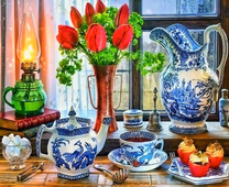 Чаепитие из фарфорового сервиса и с букетом красных тюльпанов