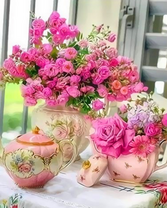 Чайный сервис и букет розовых роз