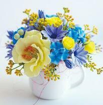 Белая чашечка с весенним букетиком