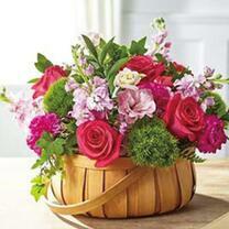 Корзинка с букетиком цветов