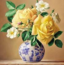 Розы в белой вазе с синим узором