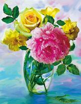 Маленькие розы в прозрачной вазочке