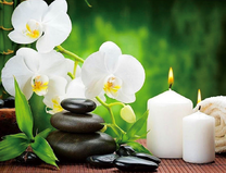 Белые орхидеи и свечи