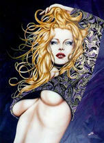 Страстная блондинка в коротком топике