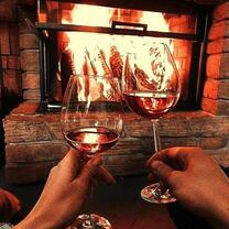 Уютный вечер у камина с вином