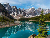 Отражение гор в холодных водах озера