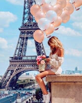 Девушка на парапете у Эйфелевой башни