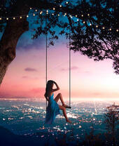 Девушка на качеле над ночным городом