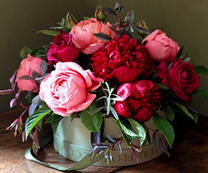 Корзинка с букетиком роз