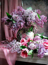 Букет из сирени и тюльпанов на столе