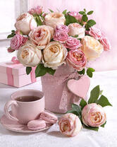 Букет роз, печенье и чай