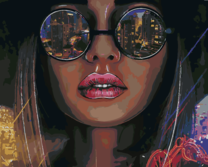 Девушка с очками в ночном городе