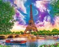 Молодой месяц над Парижем