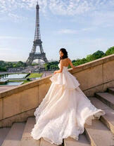 Девушка в белом на фоне Эйфелевой башни