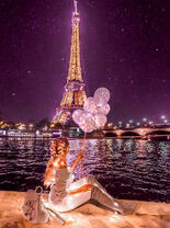 Девушка на берегу ночной реки у Эйфелевой башни