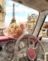 Блестящая машина с розами в Париже