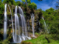 Красивые водопады в лесу