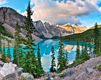 Лазурное озеро спряталось среди гор