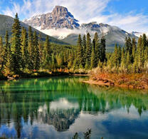 Отражение гор в чистой воде озера
