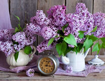 Будильник и веточки сирени