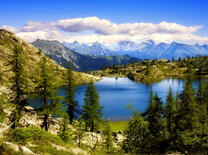 Горные вершины и озеро